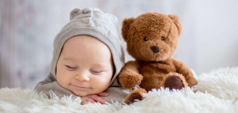 zaparcia u niemowląt – niemowlę śpi z pluszakiem